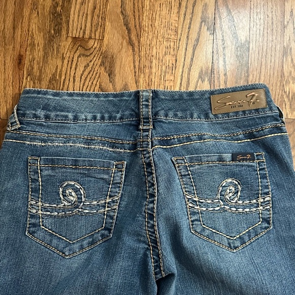 Seven7 Low Rise Boot Cut Jeans Blue Medium Wash Whiskered Stretch Pockets Denim - Picture 13 of 13